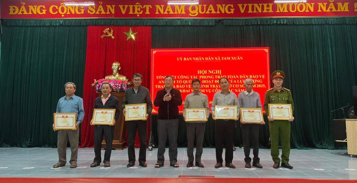 Khen thưởng nhiều tập thể, cá nhân đạt thành tích trong phong trào bảo vệ an ninh Tổ quốc